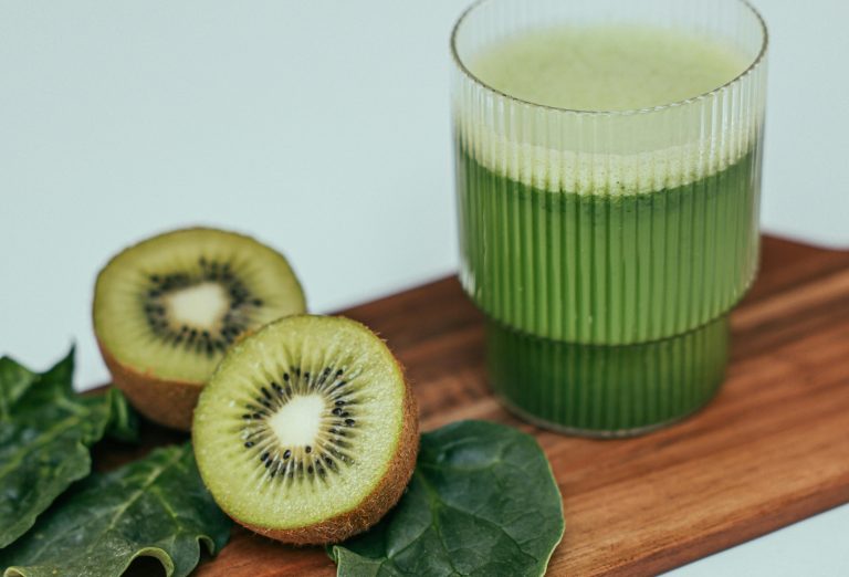 Kiwi verde, recunoscut de Comisia Europeană pentru beneficiile asupra funcției intestinale. Câte fructe sunt recomandate zilnic