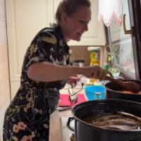 Elena Lasconi s-a filmat în bucătărie, în timp ce făcea zacuscă de pește: „Tare îmi place”