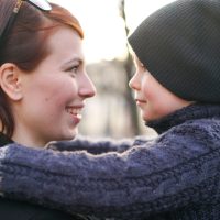 Părinții singuri ar putea primi trei zile de concediu în plus pe an. Proiectul a fost adoptat de Senat