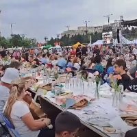 Record mondial la București: 20.000 de oameni au luat masa împreună, la „Masa care unește” - Totul pentru o cauză umanitară