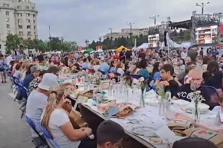 Record mondial la București: 20.000 de oameni au luat masa împreună, la „Masa care unește” - Totul pentru o cauză umanitară