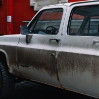 Ai mereu mașina murdară și dezordonată? Psihologii explică ce poate spune acest obicei despre tine