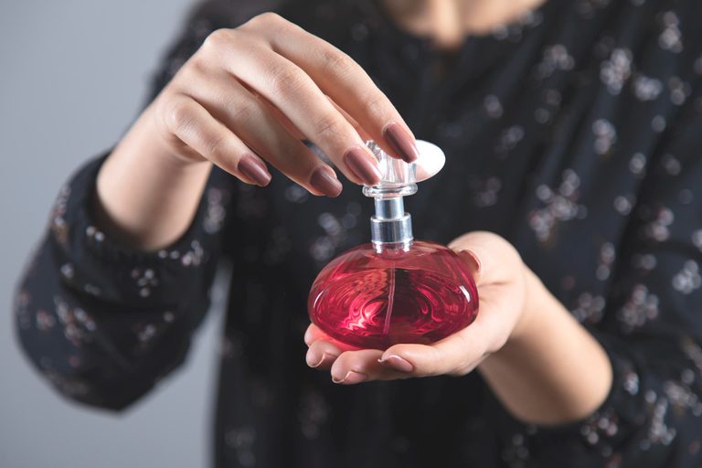 Parfumuri arăbești ieftine: de ce raportul calitate-preț contează mai mult decât brandul