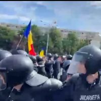 VIDEO - Protest violent în Piața Victoriei: manifestanții au rupt cordonul Jandarmeriei. Trupele speciale au intervenit