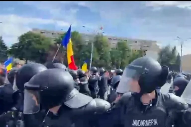 VIDEO - Protest violent în Piața Victoriei: manifestanții au rupt cordonul Jandarmeriei. Trupele speciale au intervenit