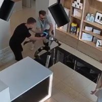 VIDEO viral din Rusia: Un robot umanoid reacționează după ce este împins de un client. Incidentul a avut loc într-un magazin din Saratov