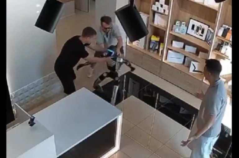 VIDEO viral din Rusia: Un robot umanoid reacționează după ce este împins de un client. Incidentul a avut loc într-un magazin din Saratov