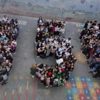Școala Gimnazială Nr. 2 din Sibiu sărbătorește 150 de ani de educație. Cifra aniversară, formată de elevi în curtea școlii