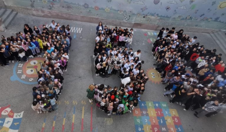 Școala Gimnazială Nr. 2 din Sibiu sărbătorește 150 de ani de educație. Cifra aniversară, formată de elevi în curtea școlii