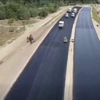 Autostrada Sibiu-Pitești: au început lucrările de asfaltare pe Secțiunea 3 Cornetu-Tigveni. Constructorii testează rețeta finală