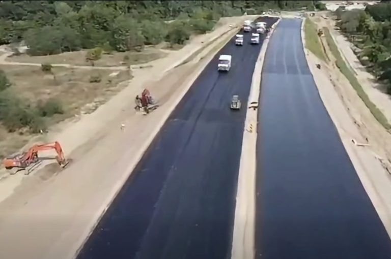 Autostrada Sibiu-Pitești: au început lucrările de asfaltare pe Secțiunea 3 Cornetu-Tigveni. Constructorii testează rețeta finală