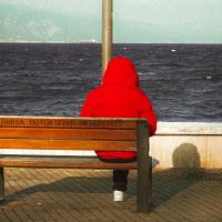 Mahmureala socială: de ce ne epuizează socializarea și de ce solitudinea a devenit un lux