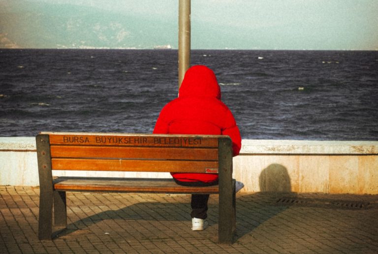 Mahmureala socială: de ce ne epuizează socializarea și de ce solitudinea a devenit un lux