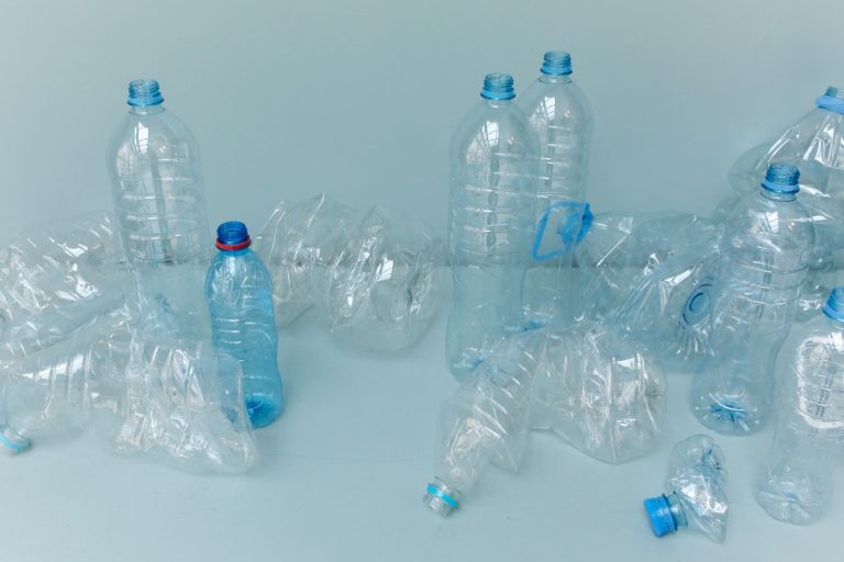 Plastic Overshoot Day 2026: 72 de milioane de tone de deșeuri din plastic riscă să ajungă în natură