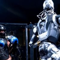 Primul duel om-robot, într-o cușcă de MMA: Un influencer amaerican a luptat contra robotului umanoid Rekbot