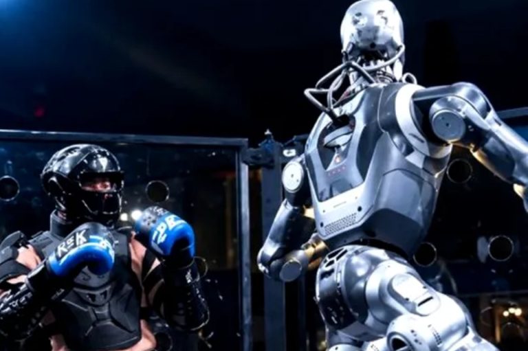 Primul duel om-robot, într-o cușcă de MMA: Un influencer amaerican a luptat contra robotului umanoid Rekbot