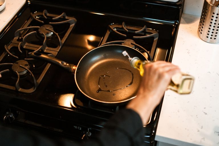 Ce ulei este mai sănătos pentru gătit? Diferențele dintre uleiul de floarea-soarelui, rapiță și măsline