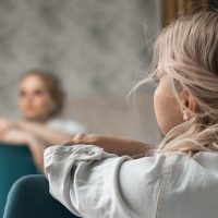 Este normal să vorbești singur? Psihologii explică de ce ai acest obicei