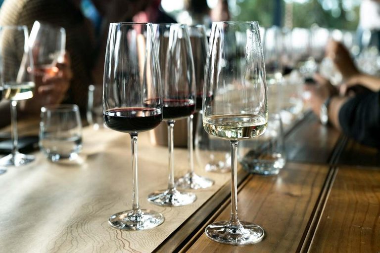 Paharele de vin potrivite nu se aleg doar după formă: ce contează la masa de acasă
