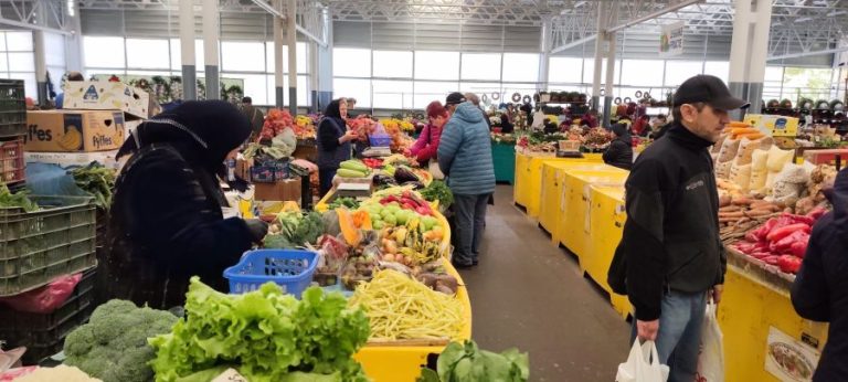 De la o tarabă la alta: ce cumpărăm mai ieftin la Sibiu și ce la Brașov
