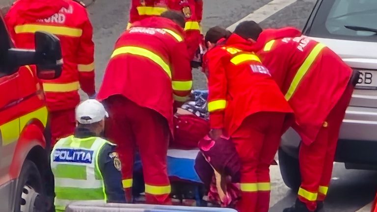 ULTIMA ORĂ: A traversat prin loc nepermis și a fost izbit de o mașină! Bărbat de 73 de ani, la spital
