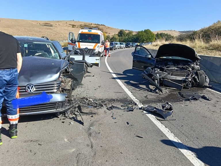 FOTO/ULTIMA ORĂ: Accident grav pe un drum din județul Sibiu: două persoane au ajuns la spital