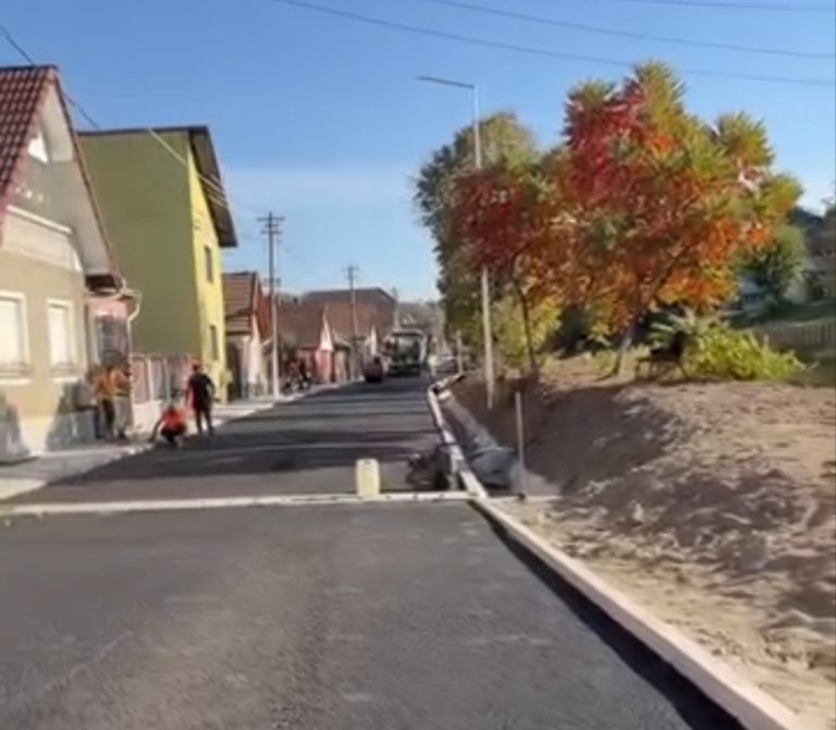VIDEO: Valea Adâncă se schimbă la față! A început asfaltarea unei străzi din cartierul Moșnei