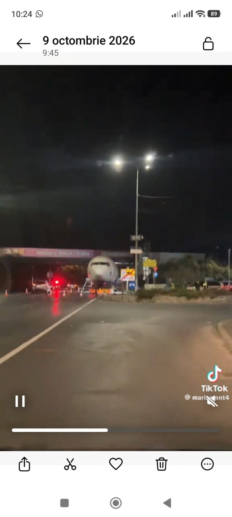 VIDEO: Un AVION a ajuns pe ȘOSEA și s-a BLOCAT sub un pod! Unde era transportată aeronava și ce urma să devină