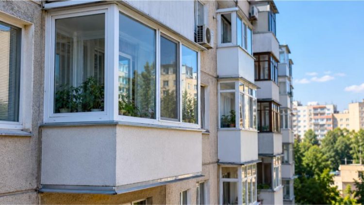 Veste pentru proprietarii de apartamente! Ce se întâmplă cu balcoanele închise fără autorizație