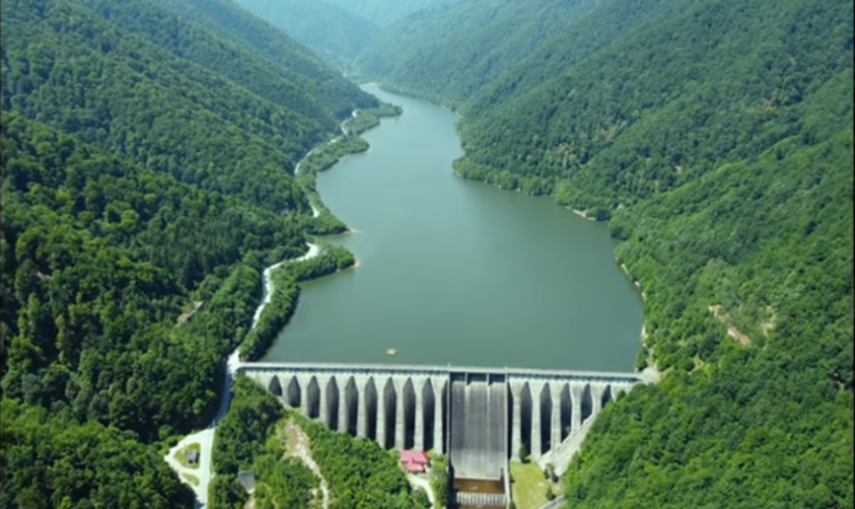 Cel mai important baraj al Sibiului a trecut prin 3 ploi torențiale și 12 cutremure în 2025. Cum se comportă construcția de 73,5 metri