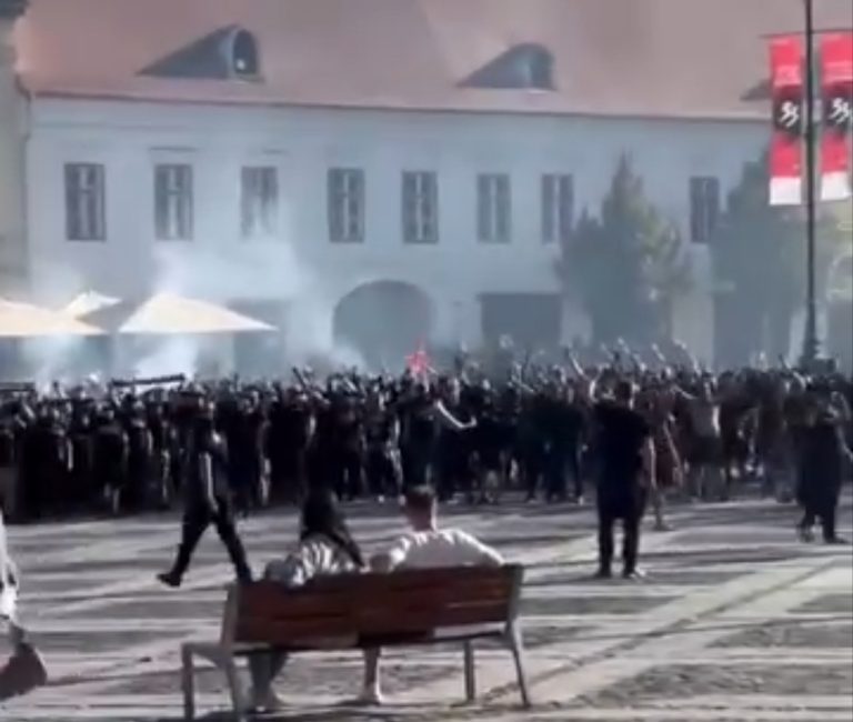 VIDEO/FOTO: LUPTE DE STRADĂ în centrul Sibiului! HOARDELE de suporteri au făcut PRĂPĂD în oraș