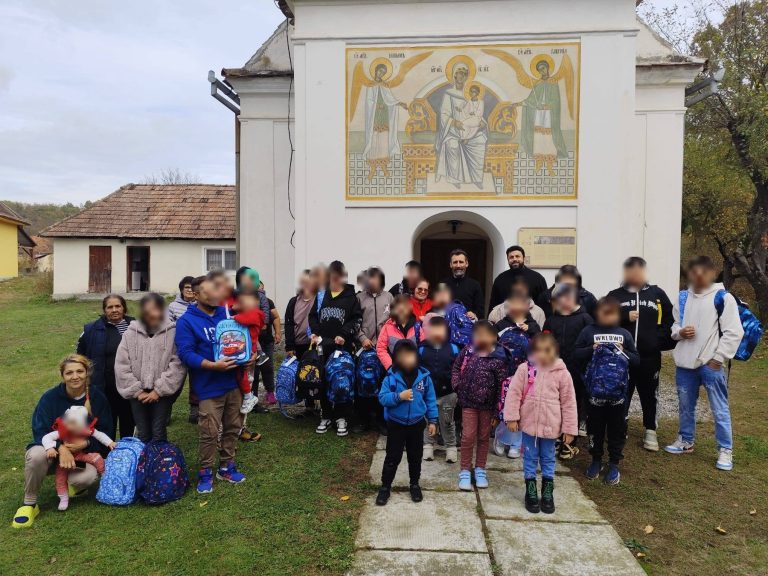 FOTO: Niciun copil nu ar trebui să meargă desculț spre viitor! Campania „Încalță România Desculță” a ajuns în județul Sibiu