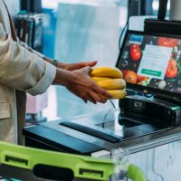 Clienții s-au săturat să muncească în locul casierilor! Marile magazine renunță la casele self-pay