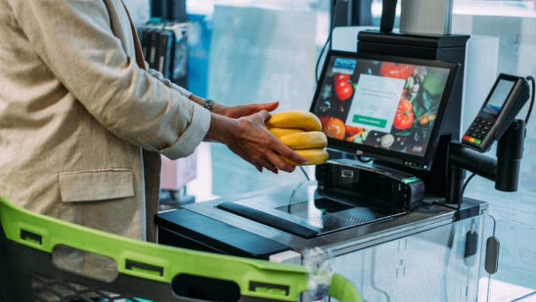 Clienții s-au săturat să muncească în locul casierilor! Marile magazine renunță la casele self-pay