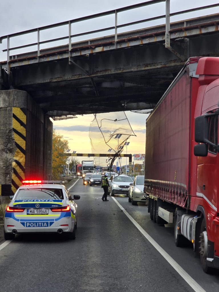 ALERTĂ pe DN7, lângă Sibiu! Trafic oprit complet pe ambele sensuri după desprinderea unei plase