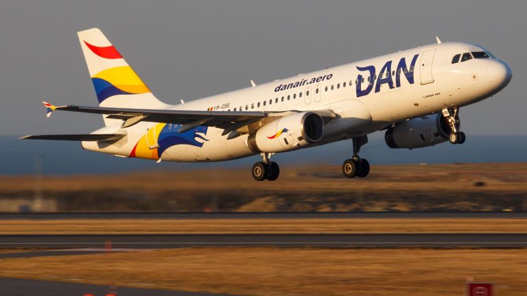 ULTIMA ORĂ: O cunoscută companie aeriană românească a cerut INSOLVENȚA