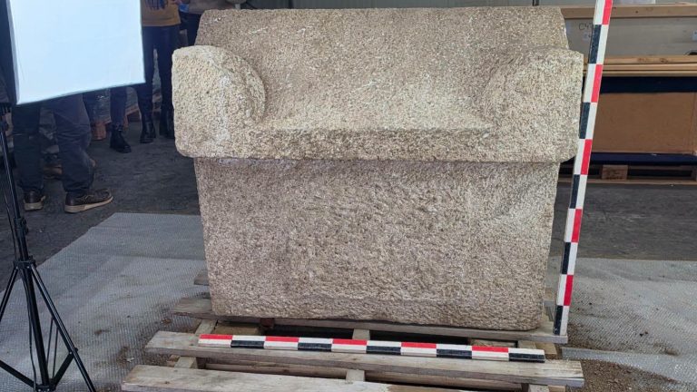 FOTO: Descoperire ULUITOARE în România! Un sarcofag roman intact ascundea un secret vechi de 1.800 de ani