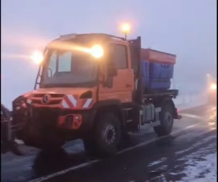 VIDEO: Alertă pe Transfăgărășan! Drumarii continuă deszăpezirea, după ce zăpada a pus stăpânire pe zona Bâlea Lac
