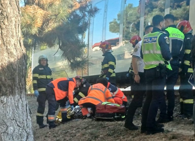VIDEO/FOTO: O femeie a fost SPULBERATĂ de trenul Sibiu-Craiova după ce s-a pus în genunchi pe șine