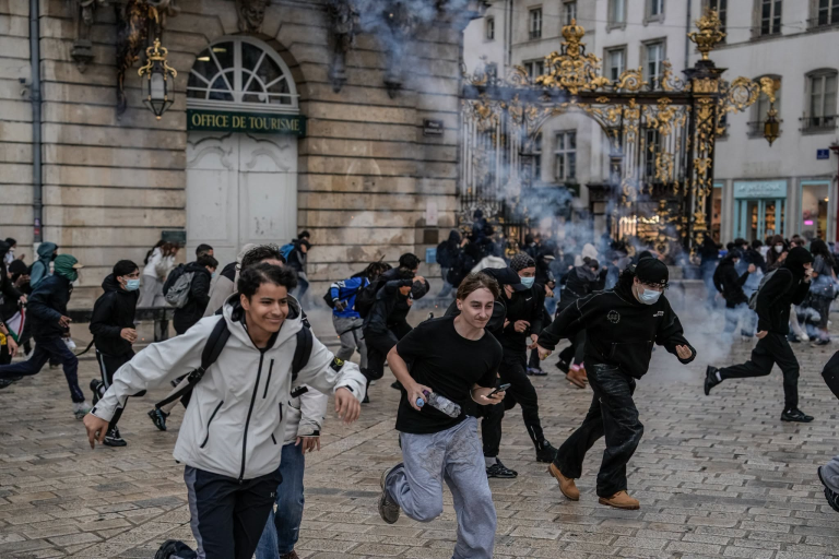 VIDEO/FOTO – Franța fierbe: mii de elevi și studenți în stradă, confruntări VIOLENTE cu poliția