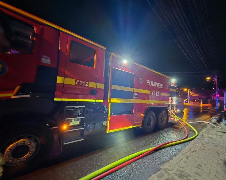 FOTO/ULTIMA ORĂ: FOC URIAȘ în Mediaș! Două case, cuprinse de flăcări. Intervenție de amploare a pompierilor