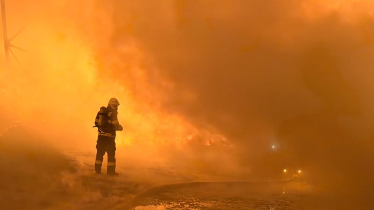 VIDEO/FOTO: Imagini dramatice de la Rusciori! Un incendiu uriaș a izbucnit la o stație de reciclare. Pompierii, mobilizare fără precedent