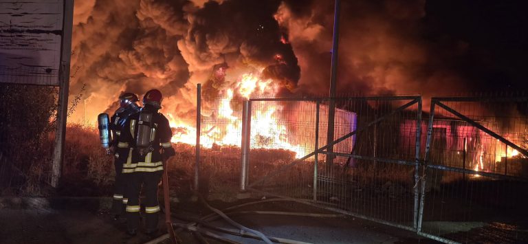 ULTIMA ORĂ: Flăcările au izbucnit într-o hală de reciclare! Pompierii sibieni luptă cu incendiul/ISU Alba, Mureș și Brașov au venit în ajutorul salvatorilor din Sibiu
