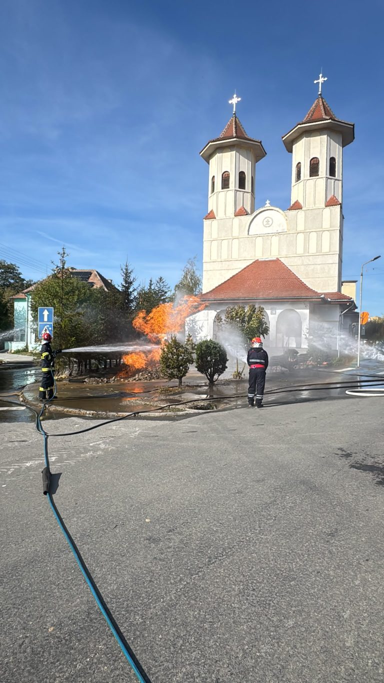 FOTO/ULTIMA ORĂ: PERICOL major în Tălmaciu! O țeavă de gaz arde cu flăcări violente lângă o biserică