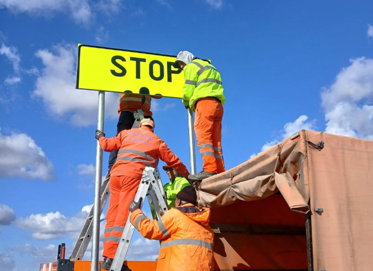 FOTO: Semne SUMPLIMENTARE pe autostrăzile din România. Ce se ascunde în spatele indicatorului „STOP-ACCESUL INTERZIS”