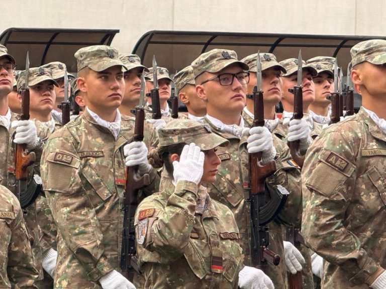 FOTO. Jurământ emoționant pe Stadionul Municipal: 447 de studenți au devenit militari ai Armatei Române