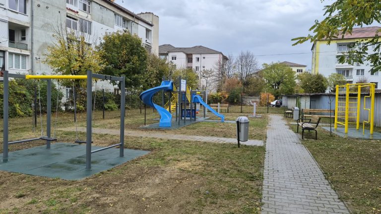 FOTO: Loc de joacă modern și 10 aparate de fitness, la Mediaș. Locul de joacă de pe strada Tomis a fost modernizat