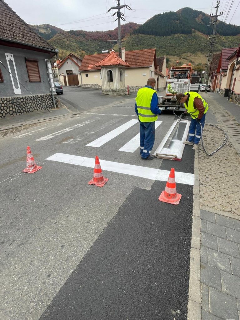 Trei drumuri județene din Sibiu intră în lucrări. Se refac și marcajele rutiere