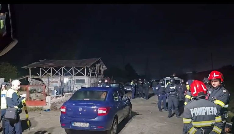 VIDEO/FOTO: Pompier venit să stingă un incendiu, lovit cu o CĂRĂMIDĂ în piept. Autospeciala de pompieri a fost avariată. Mascații au intervenit de urgență