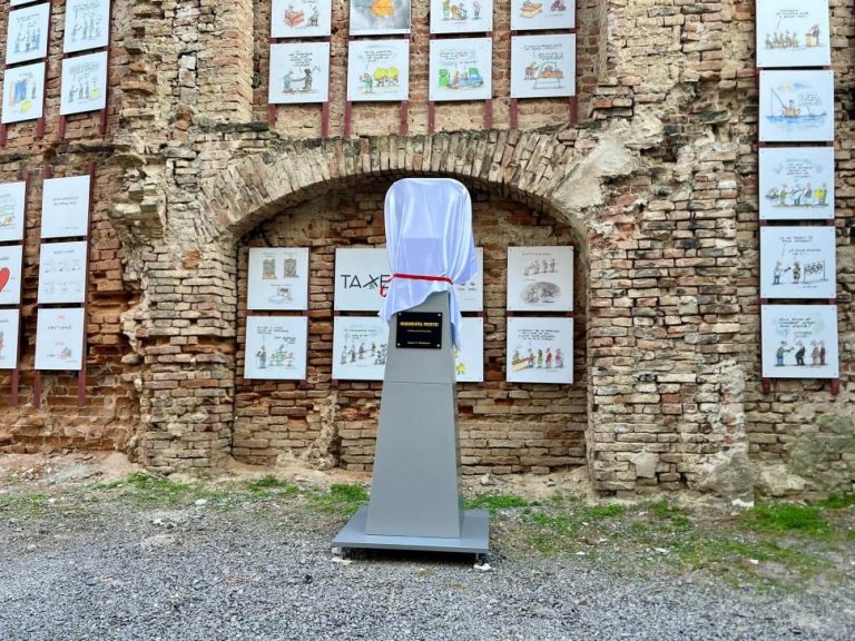 FOTO – Merită țara noastră așa ceva? România, în fața oglinzii: Monumentul Prostiei a fost dezvelit. „Contribuim cu toții”